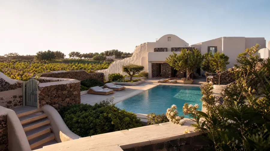 Vedema Resort Megalochori — премиальный курорт на Санторини с бассейном и винодельческой атмосферой