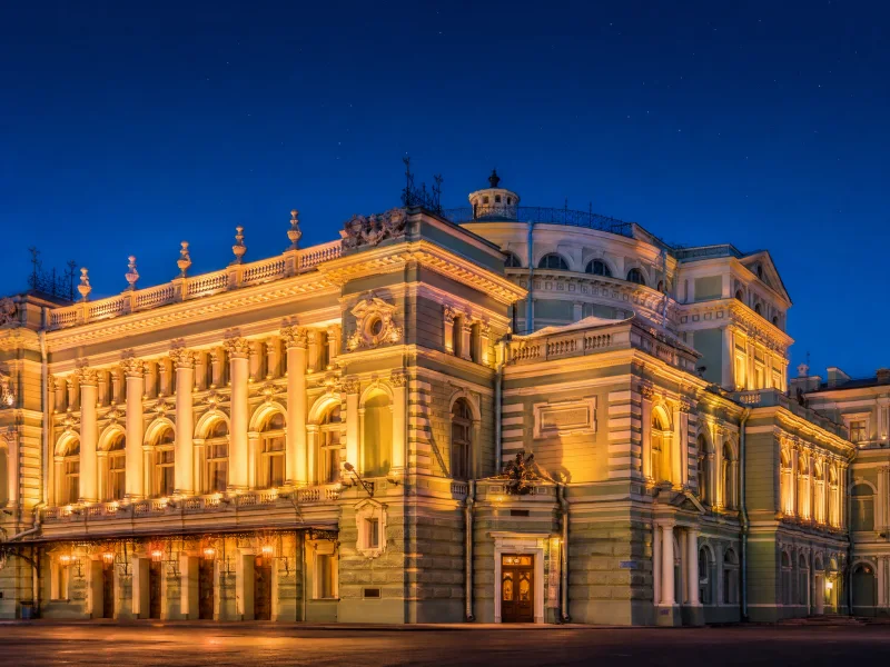 Мариинский театр в Санкт-Петербурге вечером с подсветкой фасада