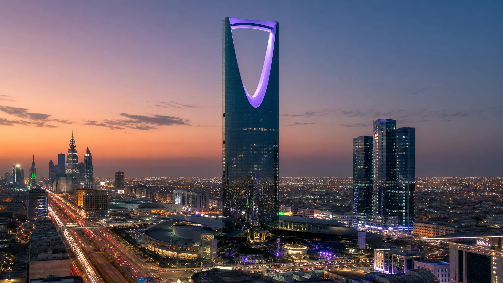Kingdom Tower Riyadh — Sky Bridge на закате и современный skyline столицы